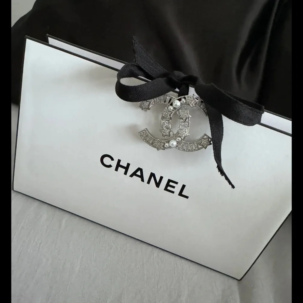 Limited edition w/gift holiday gift bag from Chanel beauty. - Picture 3 of 3